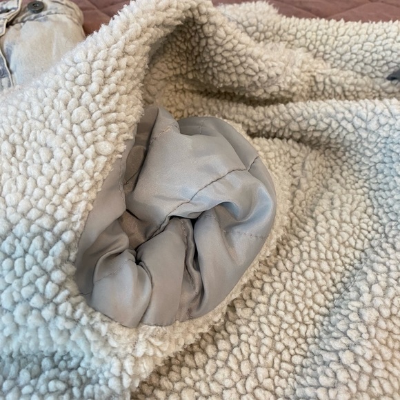 Levi's Washed Cotton Sherpa Trucker Jacket - Picture 12 of 15